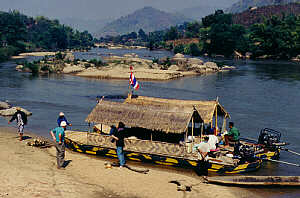 At Kok River (Maenam Kok), Chiang Rai Province, Northern Thailand  (15.1 K)