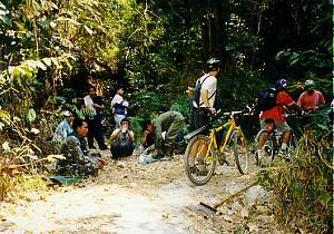 MOUNTAIN BIKING IN CHIANG MAI cnx014_4.jpg (22307 Byte)