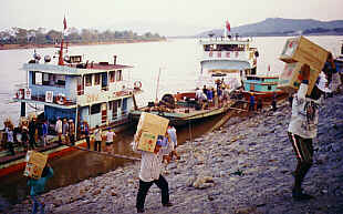 Apfel-Traeger und die Schiffe aus China im Hintergrund  (14.1 K)